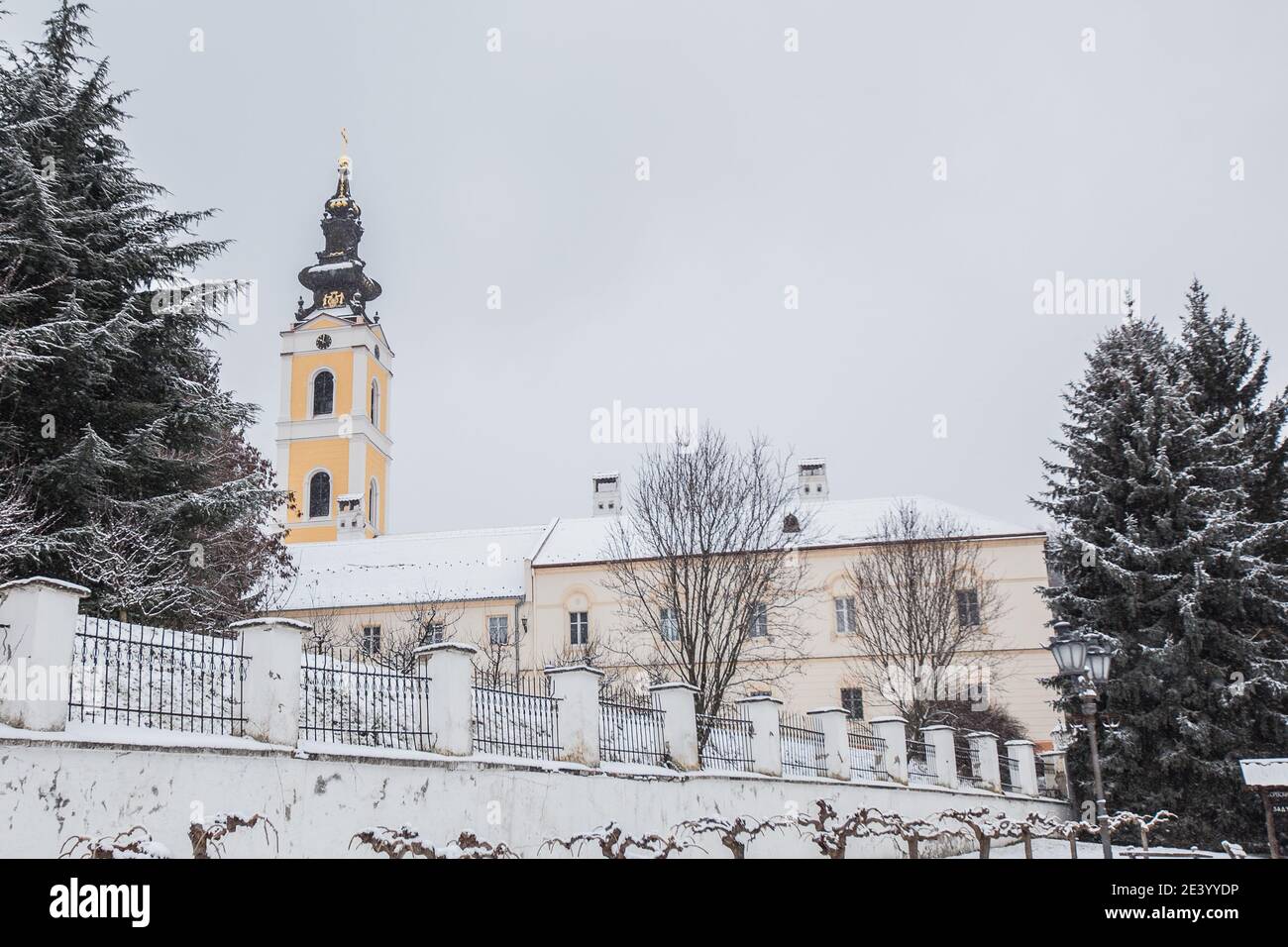 Winterlandschaft, verschneite Tage, orthodoxes Kloster Grgeteg. Das Hotel liegt im Dorf Grgeteg auf dem Berg Fruska Gora in Nordserbien. Stockfoto