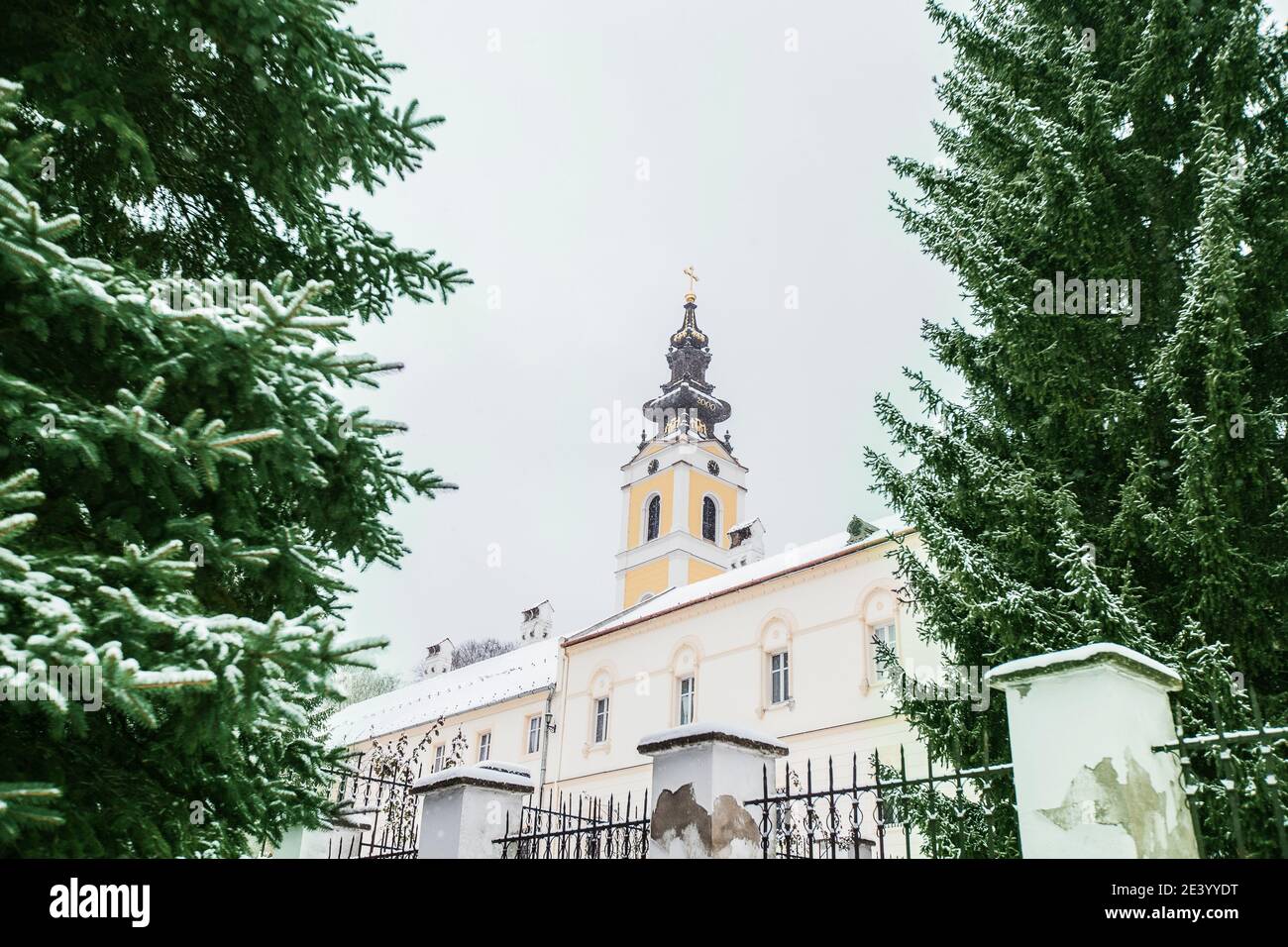 Winterlandschaft, verschneite Tage, orthodoxes Kloster Grgeteg. Das Hotel liegt im Dorf Grgeteg auf dem Berg Fruska Gora in Nordserbien. Stockfoto