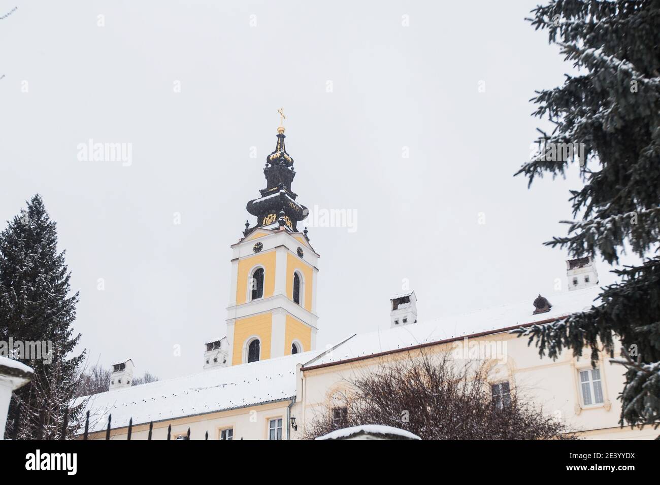 Winterlandschaft, verschneite Tage, orthodoxes Kloster Grgeteg. Das Hotel liegt im Dorf Grgeteg auf dem Berg Fruska Gora in Nordserbien. Stockfoto