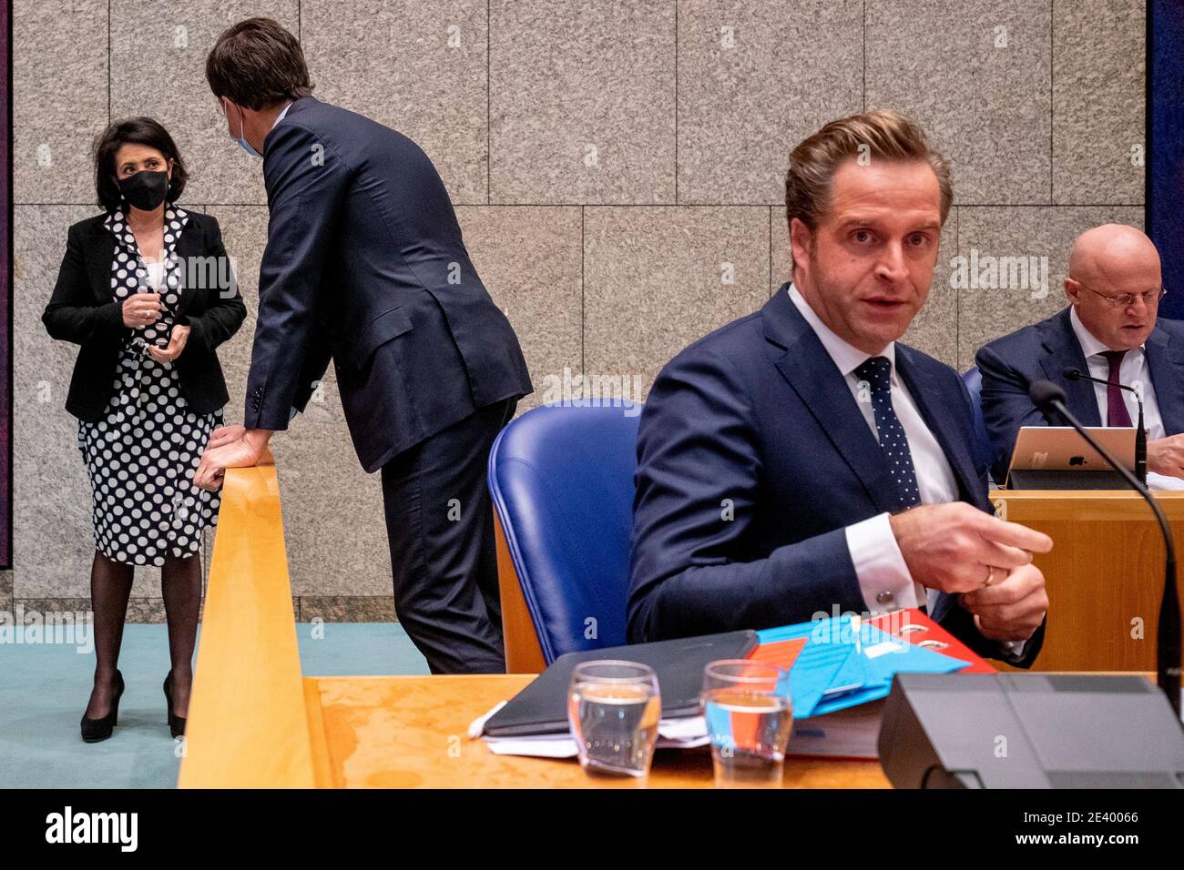 Den Haag, Niederlande. Januar 2021. DEN HAAG, NIEDERLANDE – JANUAR 21: Premierminister Mark Rutte, Gesundheitsminister Hugo de Jonge, Justizminister Ferd Grapperhaus und Vorsitzende des parlaments Khadija Arib bei der Debatte im Tweede Kamer-parlament über die beabsichtigte Sperrstunde am 21. Januar 2021 in Den Haag, Niederlande. (Foto von Niels Wenstedt/BSR Agency/Alamy Live News) Quelle: BSR Agency/Alamy Live News Stockfoto