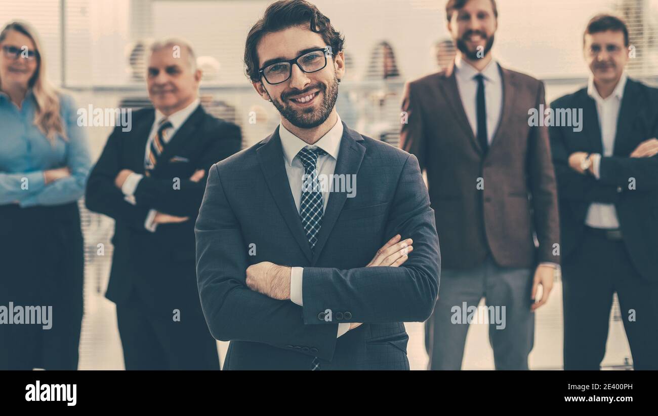 Selbstbewusster Mitarbeiter, der vor seinen Kollegen steht. Stockfoto