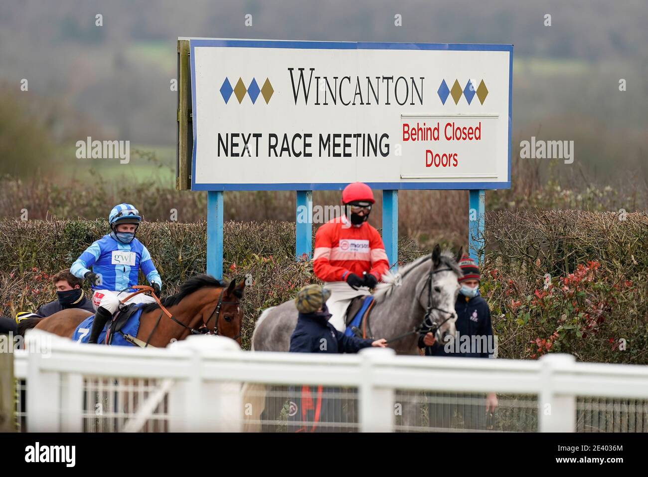 Läufer machen sich auf den Weg zur Rennstrecke für das erste Rennen auf der Wincanton Racecourse. Bilddatum: Donnerstag, 21. Januar 2021. Stockfoto