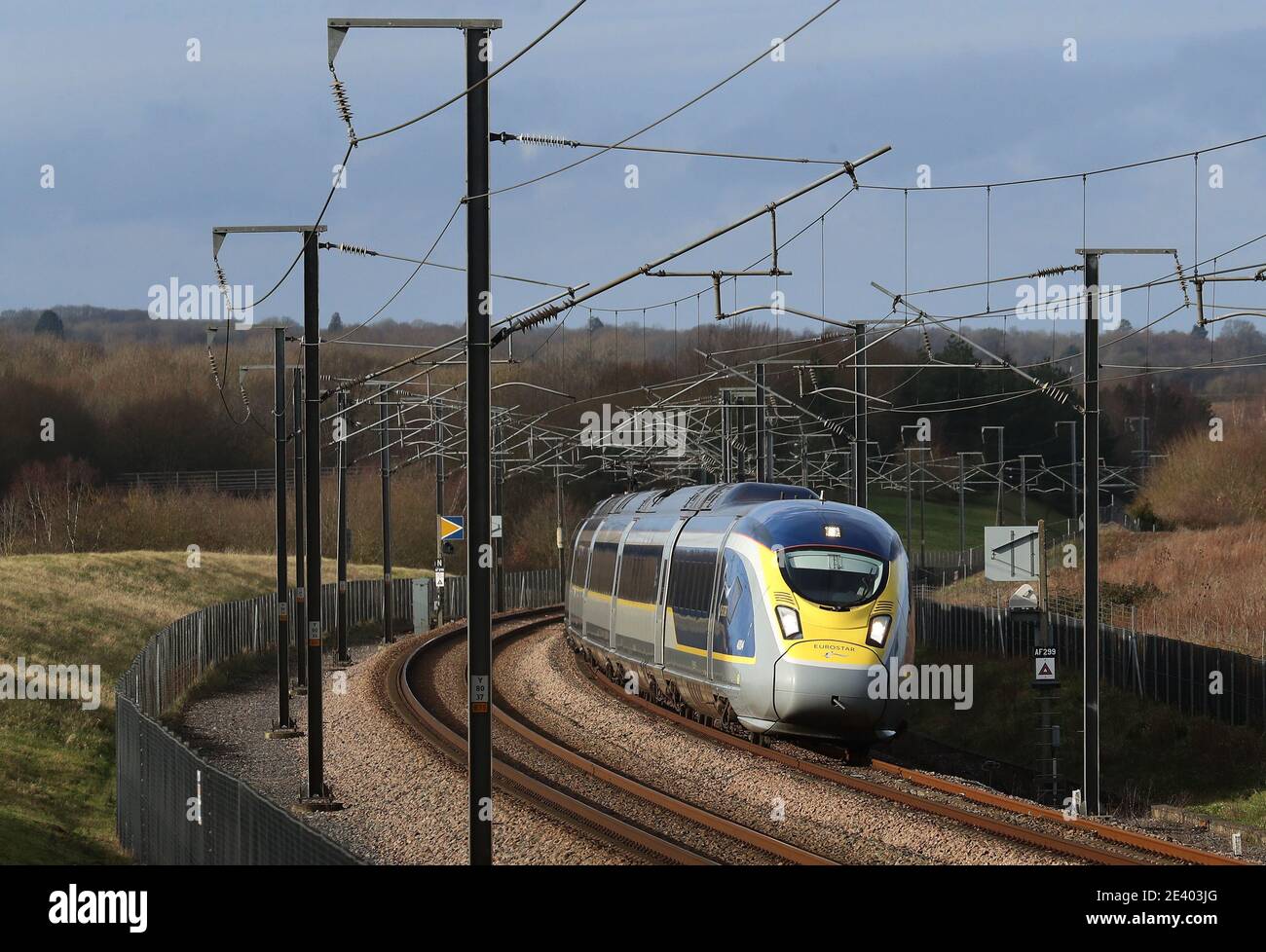 Ein Eurostar e320 Hochgeschwindigkeitszug fährt durch Ashford in Kent nach Frankreich, da die anhaltende COVID-19-Krise es gezwungen hat, die Dienste von dem normalen Niveau von mehr als 50 Zügen pro Tag mit einem Rückgang der Passagierzahlen um 95 Prozent zu kürzen. Bilddatum: Donnerstag, 21. Januar 2021. Stockfoto