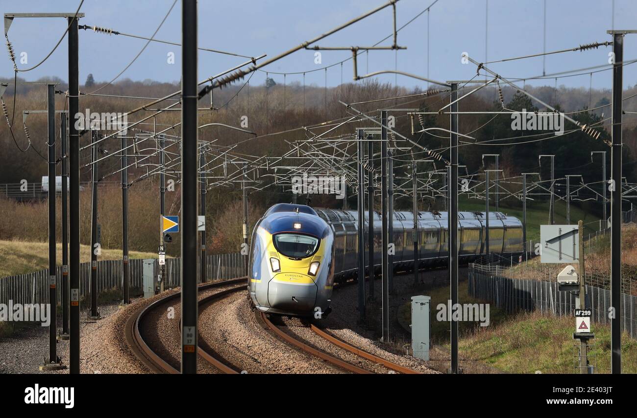 Ein Eurostar e320 Hochgeschwindigkeitszug fährt durch Ashford in Kent nach Frankreich, da die anhaltende COVID-19-Krise es gezwungen hat, die Dienste von einem normalen Niveau von mehr als 50 Zügen pro Tag zu kürzen. Eurostar plädiert für staatliche Finanzierung und warnt vor Krisengesprächen aufgrund von Einkommensmangel und einem starken Rückgang der Passagierzahlen. Bilddatum: Dienstag, 19. Januar 2021. Stockfoto