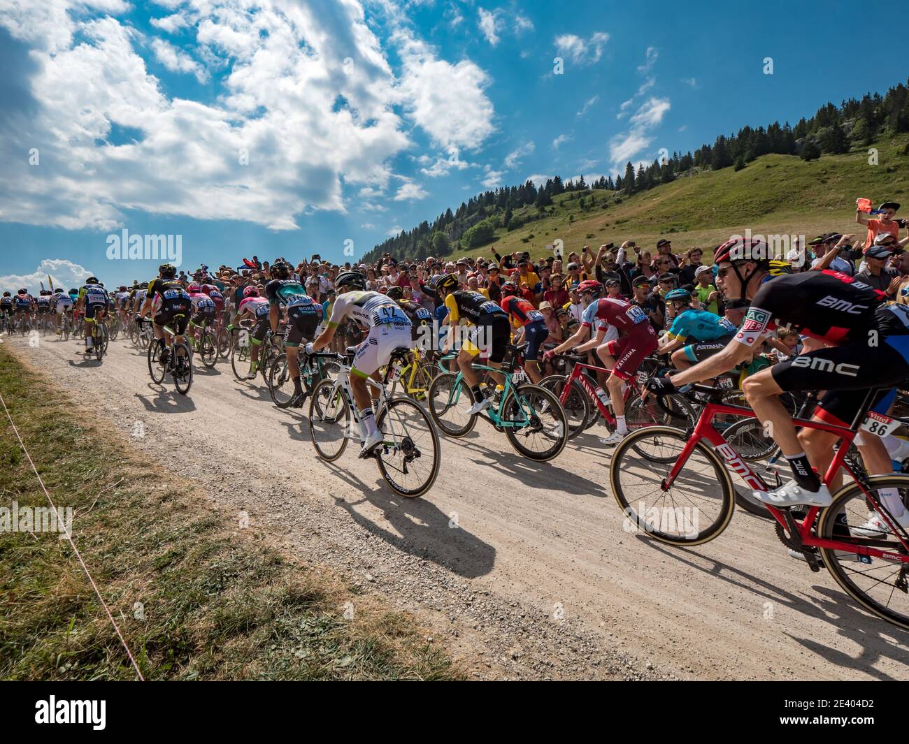 Departement Haute Savoie, Oberes Savoyen. Tour de France Radrennen 2018. 2018/07/17. 10. Stufe. Die führenden Radfahrer Rennen an den felsigen Straßen der Stockfoto