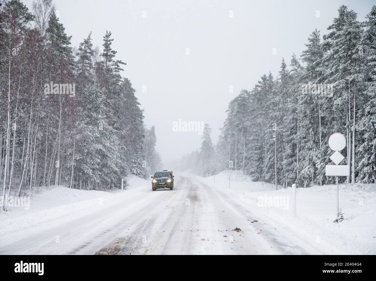 BOTTNARYD, SCHWEDEN- 11. JANUAR 2017: Der Winter hat am Mittwoch hart getroffen. Hier ist ein Bild von Småland Bottenaryd. Stockfoto