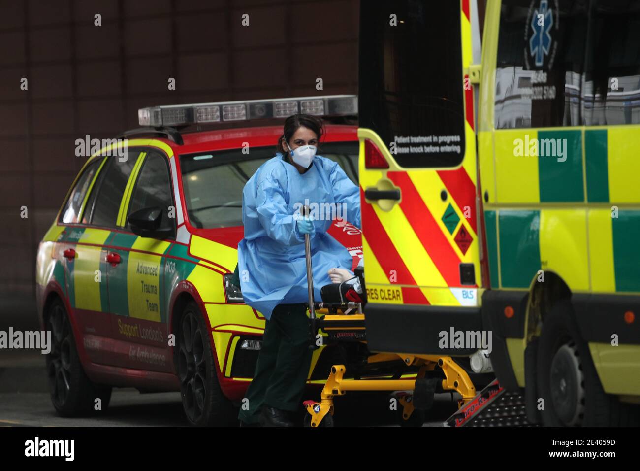 Sanitäter transportieren einen Patienten auf einer Liege vor das Royal London Hospital in London, während Englands dritter nationaler Aussperrung, um die Ausbreitung des Coronavirus einzudämmen. Bilddatum: Donnerstag, 21. Januar 2021. Stockfoto