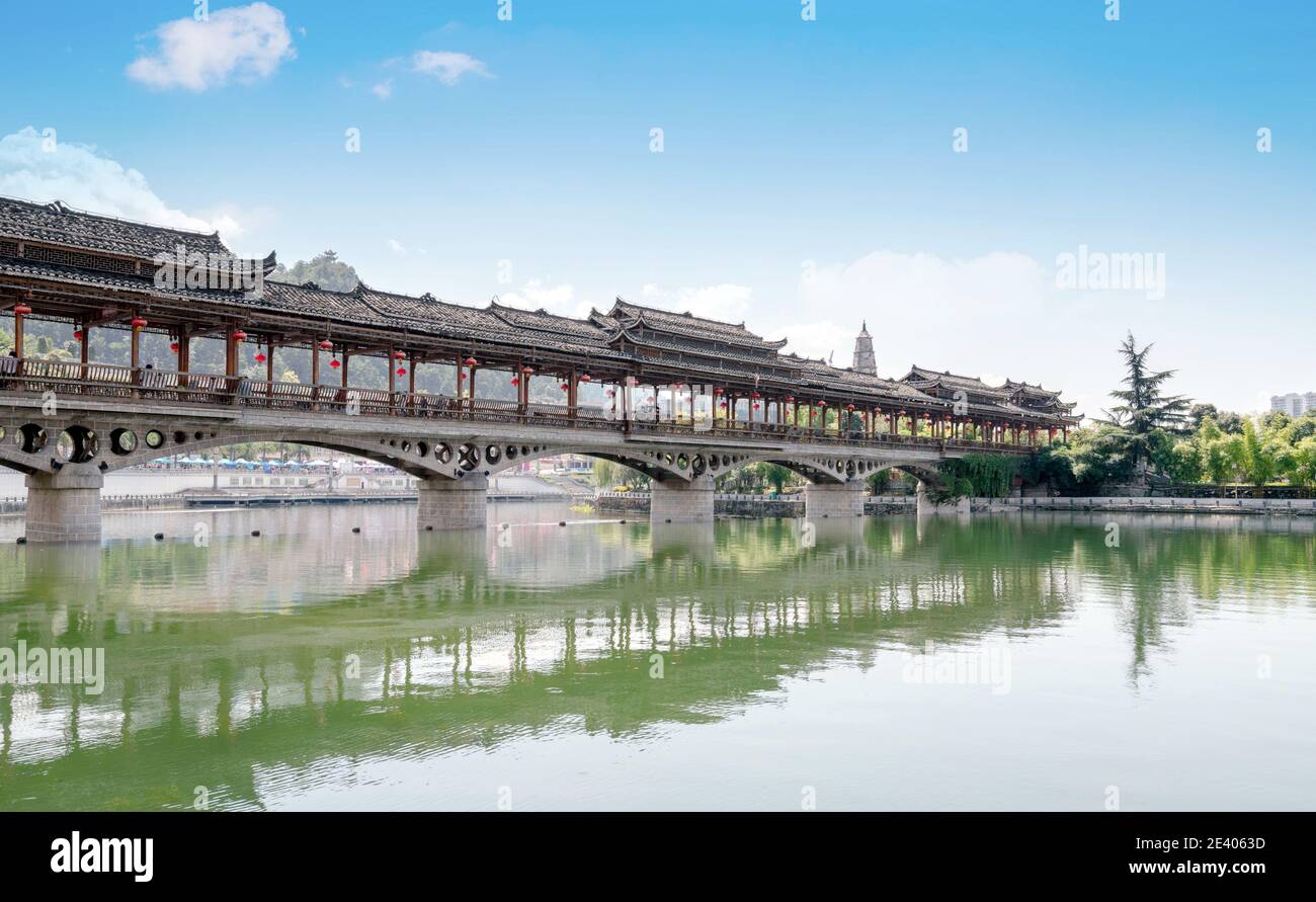 Eine Brücke mit ethnischen Merkmalen, Duyun, Guizhou, China. Stockfoto