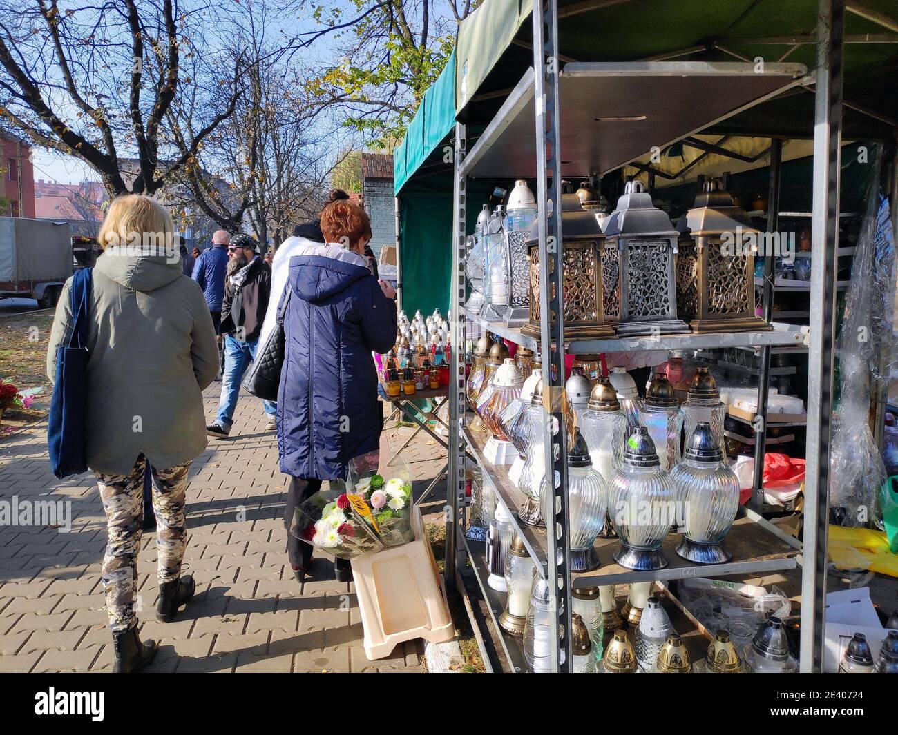 BYTOM, POLEN - 1. NOVEMBER 2019: Während Allerheiligen (polnisch: Dzien Wszystkich Swietych) kaufen Menschen Grabkerzen in Bytom, Polen. Stockfoto