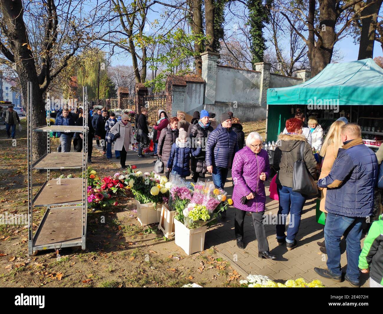 BYTOM, POLEN - 1. NOVEMBER 2019: Während Allerheiligen (polnisch: Dzien Wszystkich Swietych) kaufen Menschen Blumen und Grabkerzen in Bytom, Polen. Stockfoto