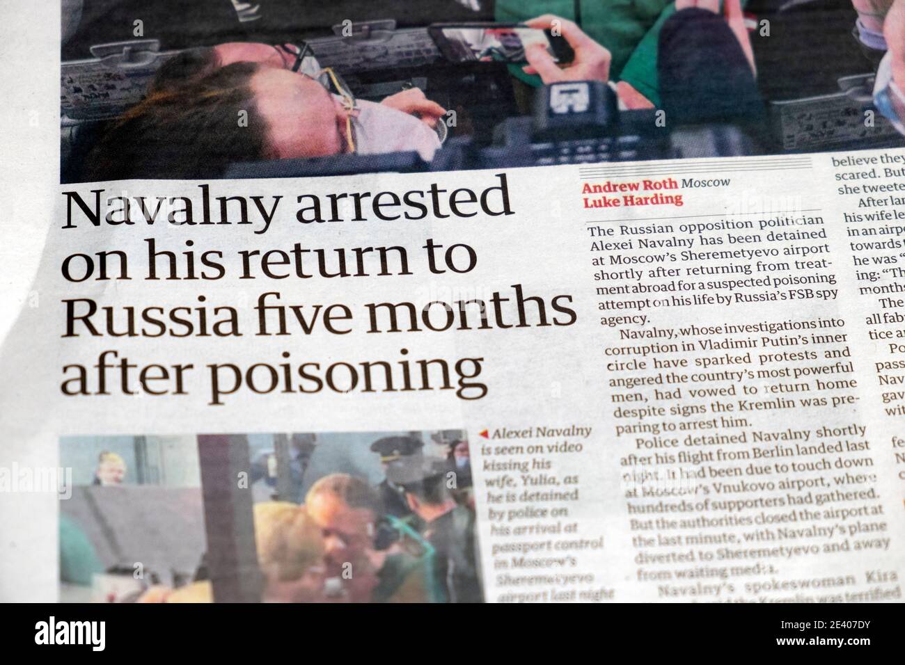 "Nawalny bei seiner Rückkehr nach Russland fünf Monate nach verhaftet Poisoning' Guardian Schlagzeile Zeitungsartikel auf der Innenseite am 18. Januar 2021 in London, Großbritannien Stockfoto