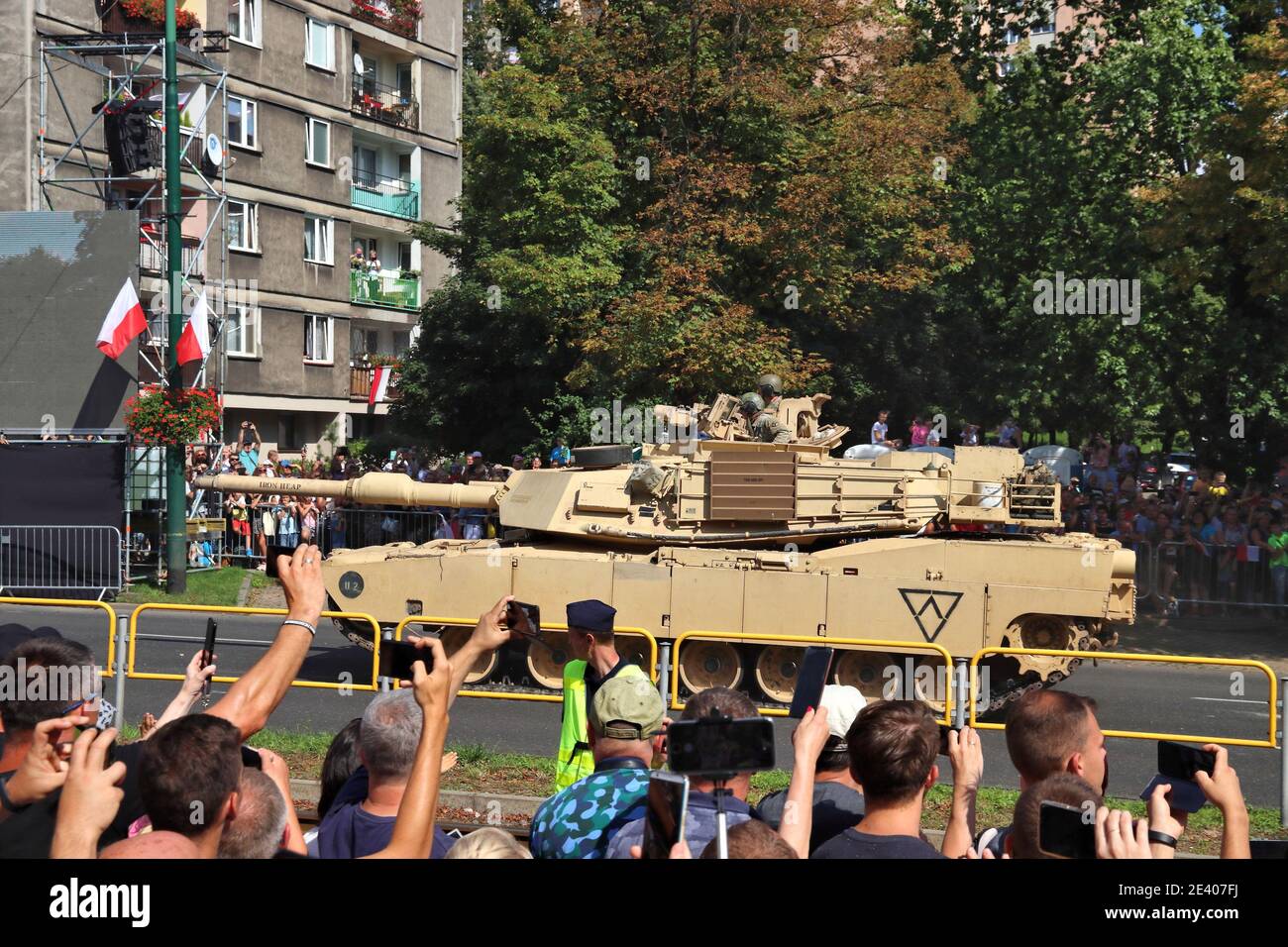 KATOWICE, POLEN - 15. AUGUST 2019: Besucher der Parade zum Tag der Streitkräfte in Katowice, Polen. M1 Abrams Tankleistung. Stockfoto