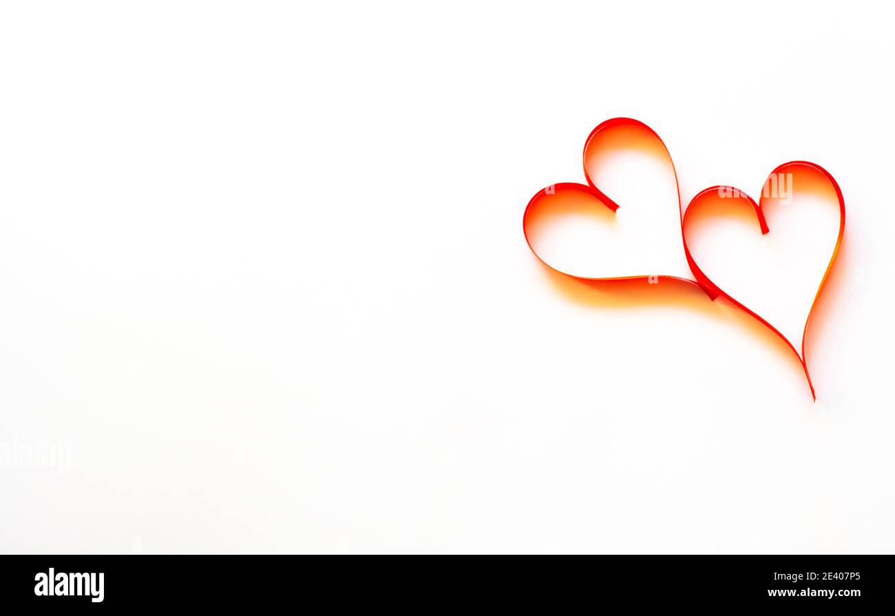 Zwei Herzen auf weißem Hintergrund.zum Valentinstag.Konzept der Liebe