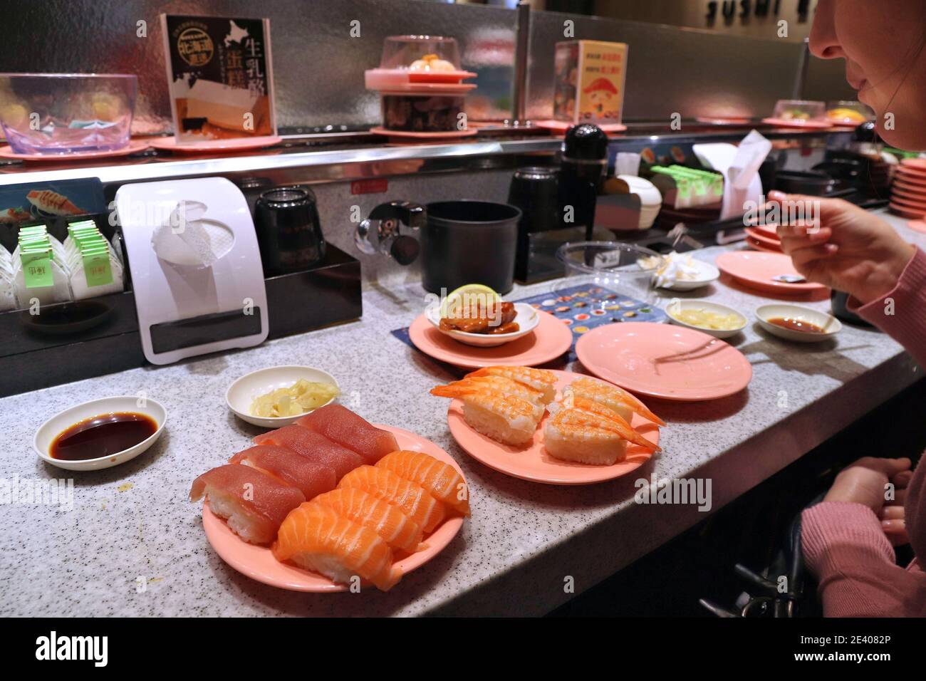 KEELUNG, TAIWAN - 23. NOVEMBER 2018: Sushi essen in einem Sushi-Restaurant mit Förderband in Keelung City, Taiwan. Stockfoto