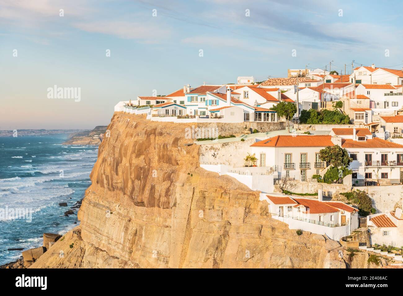 Azenhas do Mar weißes Dorf Wahrzeichen auf der Klippe und Atlantik, Sintra, Lissabon, Portugal, Europa, Farbbild Stockfoto