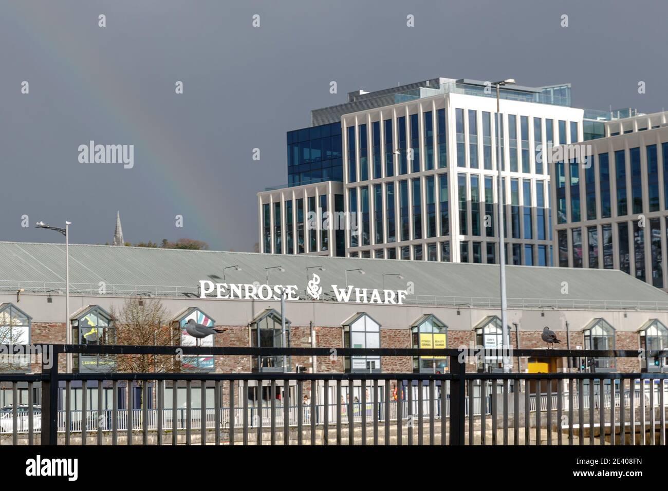 Cork, Irland. Januar 2021. Regenbogen Erscheint Über Penrose Dock. Ein Regenbogen erscheint über der neu entwickelten Penrose ein und zwei auf Penrose Dock abgebildet neben Penrose Wharf. Kredit: Damian Coleman/Alamy Live Nachrichten Stockfoto