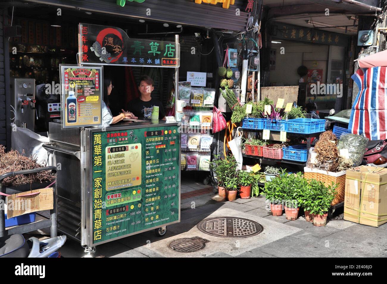 TAIPEI, TAIWAN - 4. DEZEMBER 2018: Kräutermarkt in Taipei, Taiwan. Die Herb Lane ist eine Kräuterspezialitäteneinkaufsstraße in der Xichang Street. Stockfoto