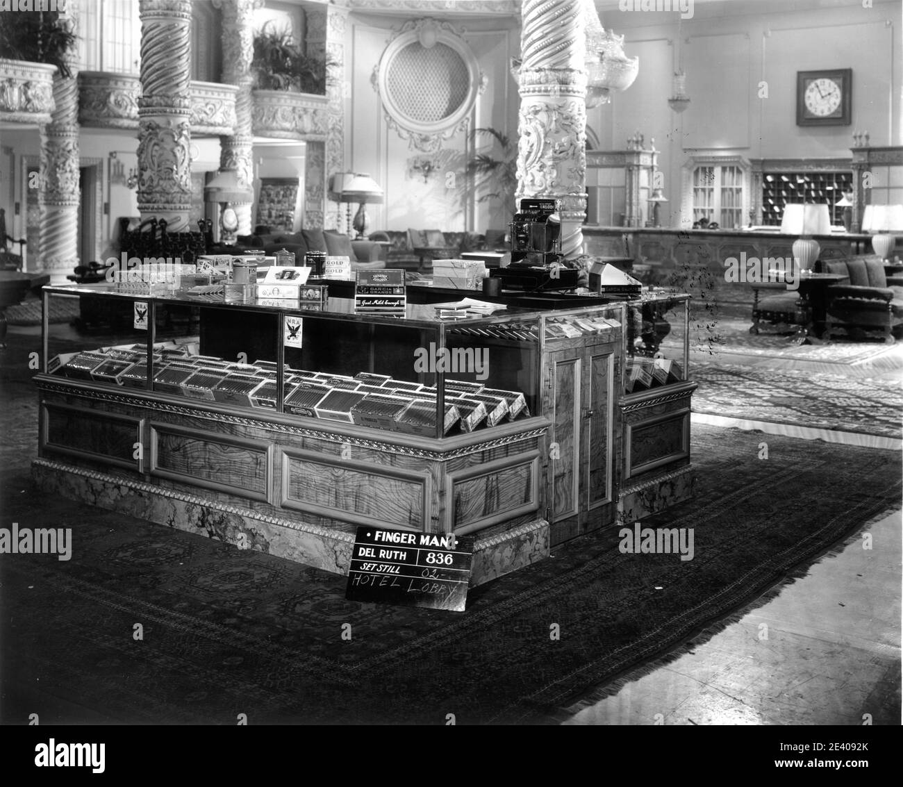Set Reference Still of Hotel Lobby Zigarren Counter for JAMES CAGNEY in LADY KILLER 1933 Regisseur ROY DEL RUTH Story The Finger man von Rosalind Keating Shaffer Kostümdesign Orry-Kelly Warner Bros. Stockfoto