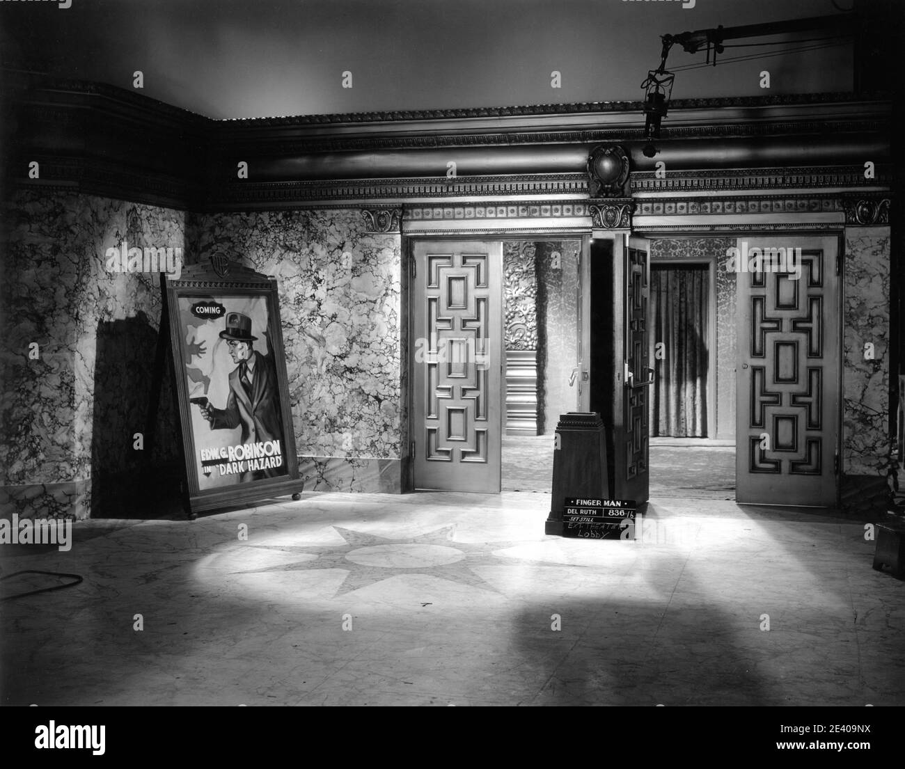 Set Reference Still of Movie Theatre Lobby with Film Poster for EDWARD G. ROBINSON in DARK HAZARD (erschienen 1934) for JAMES CAGNEY in LADY KILLER 1933 Regisseur ROY DEL RUTH Story The Finger man von Rosalind Keating Shaffer Kostümdesign Orry-Kelly Warner Bros. Stockfoto