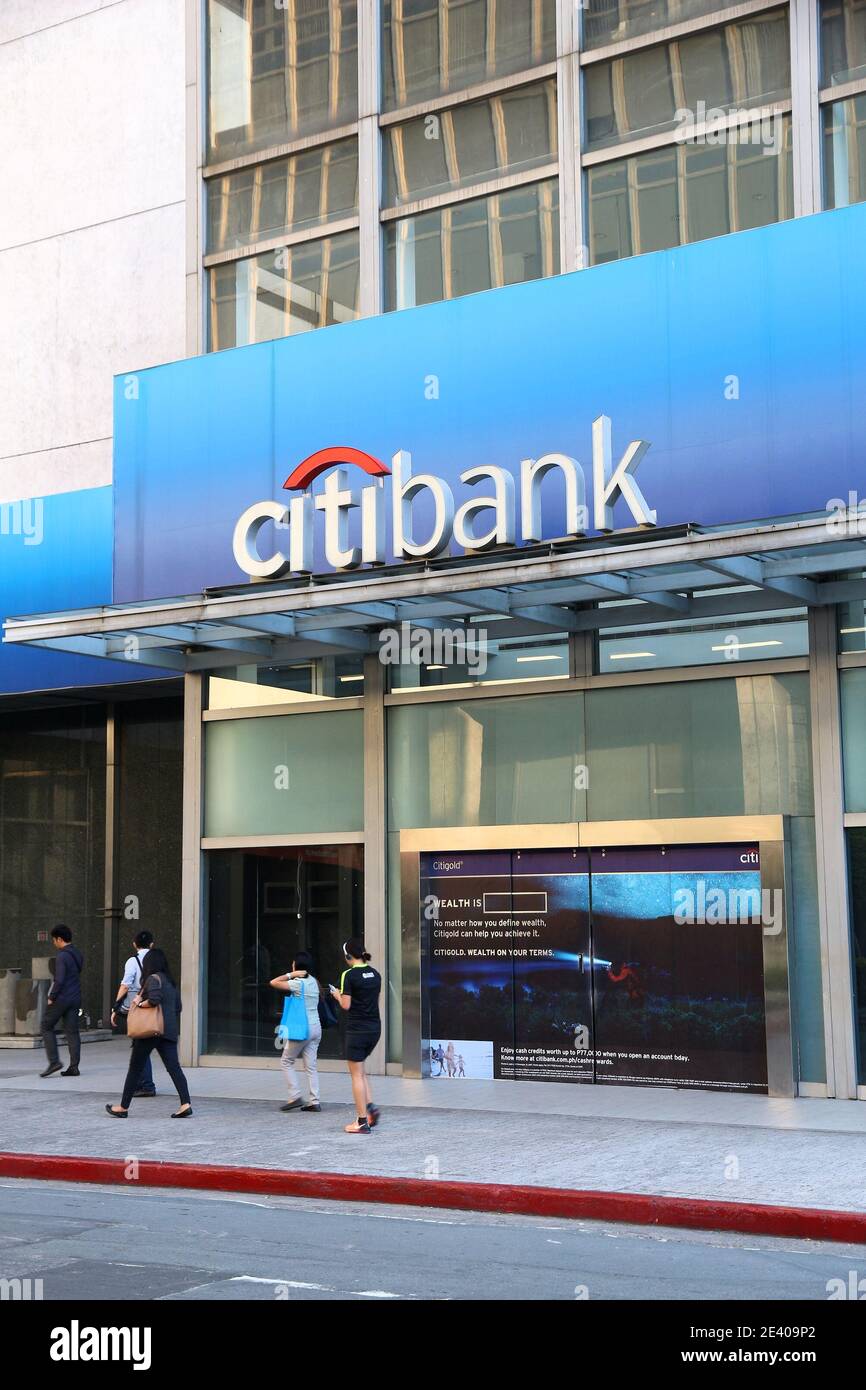 MANILA, PHILIPPINEN - 28. NOVEMBER 2017: Menschen gehen durch die Citibank-Filiale in Manila, Philippinen. Die Bank ist Teil der Citigroup, amerikanischen Investment gro Stockfoto