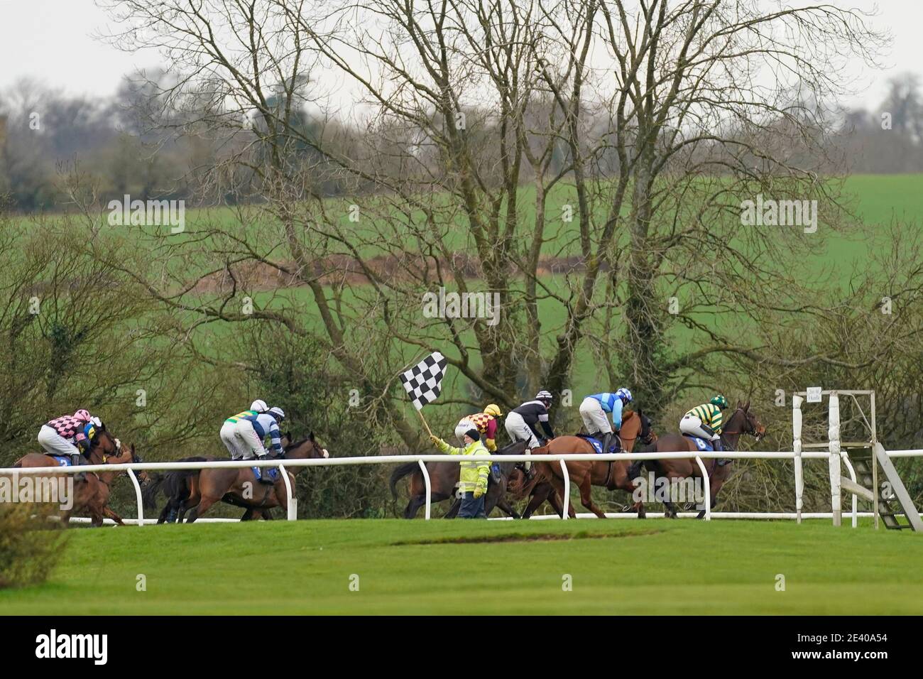 Bodenpersonal winken eine Flagge, um die Jockeys wissen zu lassen, um den nächsten Zaun während der Verwendung der racingtv.com Tracker Handicap Chase auf Wincanton Racecourse zu umgehen. Bilddatum: Donnerstag, 21. Januar 2021. Stockfoto