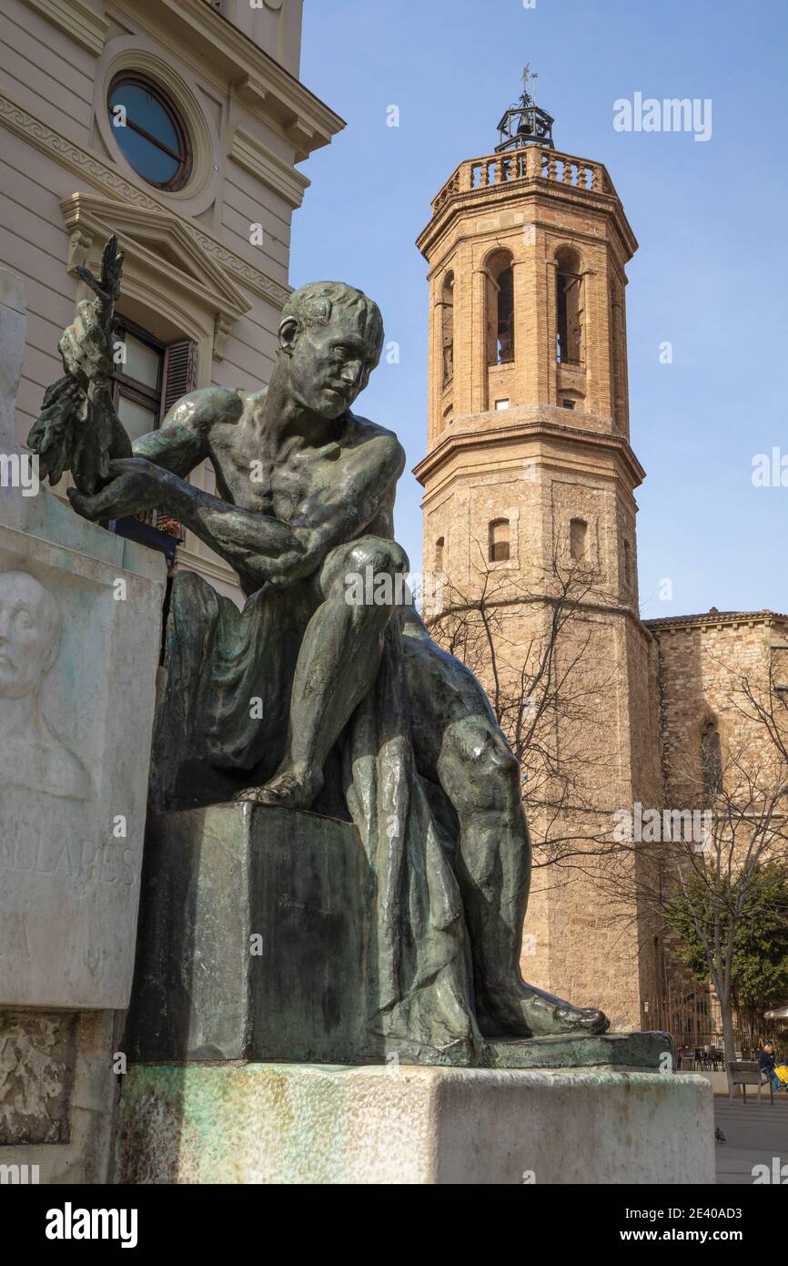 Joan Sallares und Pla Denkmal (1917) von Bildhauer Josep Clara am Placa del Doctor Robert in Sabadell, Katalonien, Spanien. Turm der Kirche von Sant Fe Stockfoto