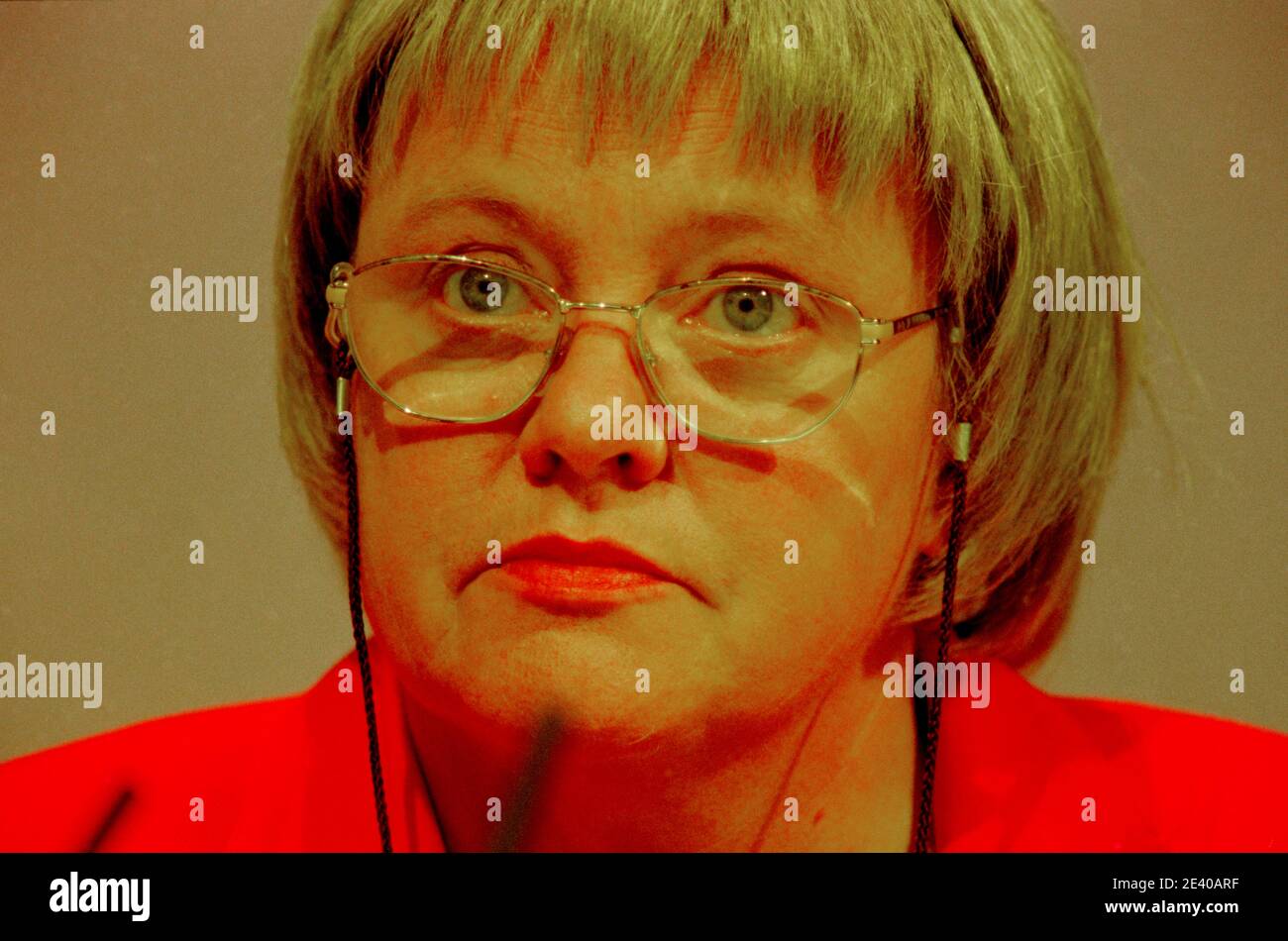 Labour Party Conference Brighton England Großbritannien Oktober 1997 die erste Labour Party Konferenz mit Tony Blair als Premierminister. Mo Mowlam spricht auf der Konferenz. Marjorie 'Mo' Mowlam (18. September 1949 – 19. August 2005) war ein britischer Labour Party Politiker. Von 1987 bis 2001 war sie Parlamentsmitglied (MP) für Redcar und war im Kabinett als Staatssekretärin für Nordirland, Ministerin für das Kabinettsamt und Kanzlerin des Herzogtums Lancaster tätig. Stockfoto