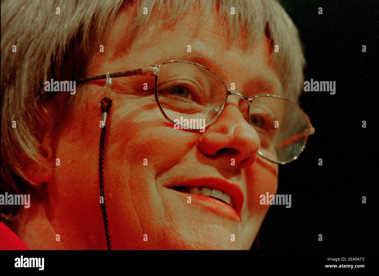 Labour Party Conference Brighton England Großbritannien Oktober 1997 die erste Labour Party Konferenz mit Tony Blair als Premierminister. Mo Mowlam spricht auf der Konferenz. Marjorie 'Mo' Mowlam (18. September 1949 – 19. August 2005) war ein britischer Labour Party Politiker. Von 1987 bis 2001 war sie Parlamentsmitglied (MP) für Redcar und war im Kabinett als Staatssekretärin für Nordirland, Ministerin für das Kabinettsamt und Kanzlerin des Herzogtums Lancaster tätig. Stockfoto