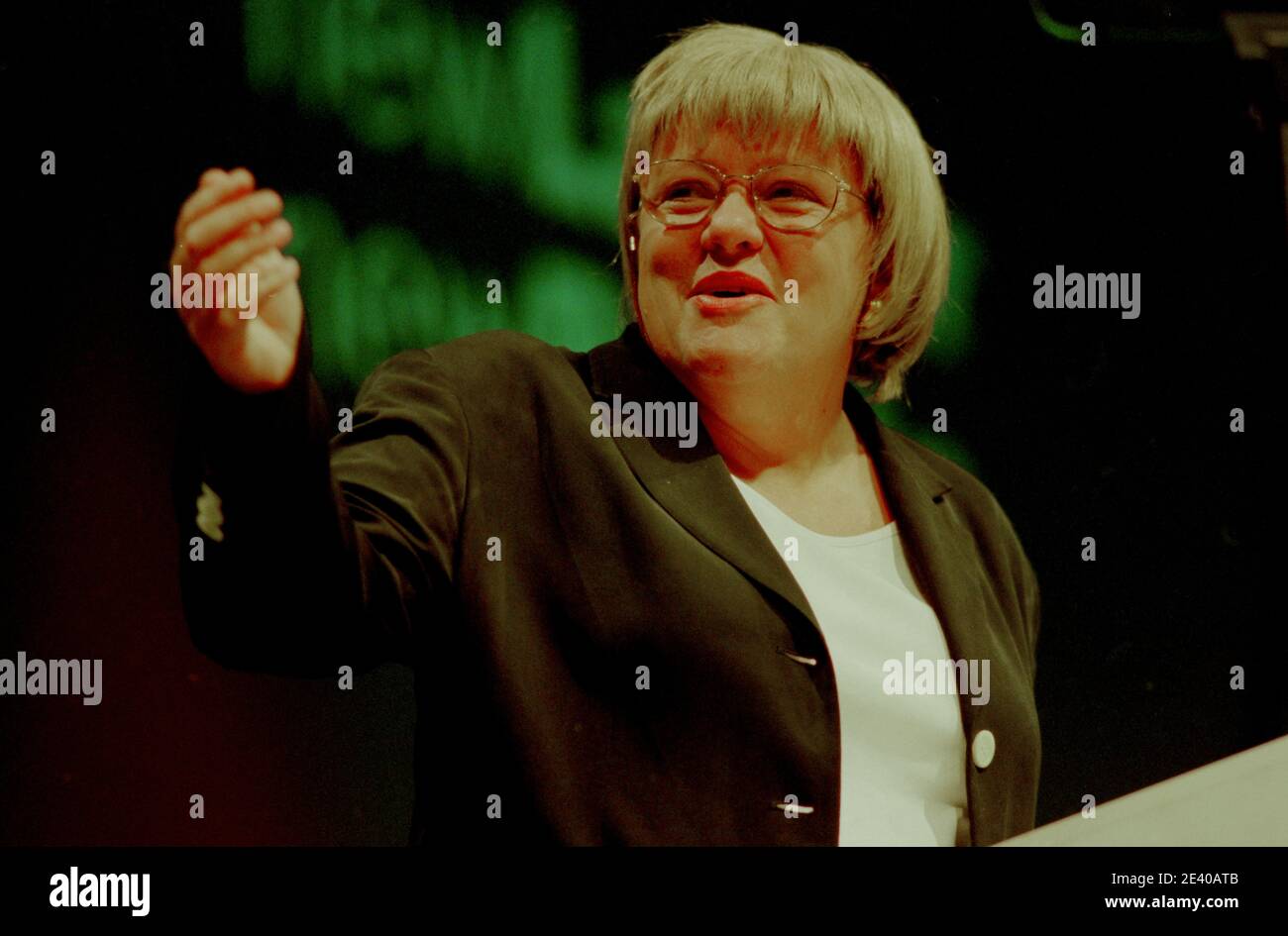 Labour Party Conference Brighton England Großbritannien Oktober 1997 die erste Labour Party Konferenz mit Tony Blair als Premierminister. Mo Mowlam spricht auf der Konferenz. Marjorie 'Mo' Mowlam (18. September 1949 – 19. August 2005) war ein britischer Labour Party Politiker. Von 1987 bis 2001 war sie Parlamentsmitglied (MP) für Redcar und war im Kabinett als Staatssekretärin für Nordirland, Ministerin für das Kabinettsamt und Kanzlerin des Herzogtums Lancaster tätig. Stockfoto