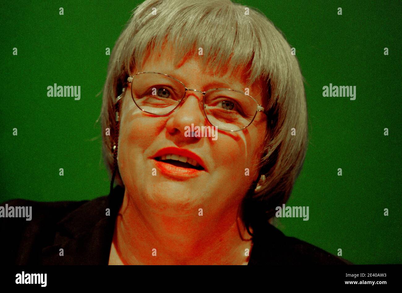 Labour Party Conference Brighton England Großbritannien Oktober 1997 die erste Labour Party Konferenz mit Tony Blair als Premierminister. Mo Mowlam spricht auf der Konferenz. Marjorie 'Mo' Mowlam (18. September 1949 – 19. August 2005) war ein britischer Labour Party Politiker. Von 1987 bis 2001 war sie Parlamentsmitglied (MP) für Redcar und war im Kabinett als Staatssekretärin für Nordirland, Ministerin für das Kabinettsamt und Kanzlerin des Herzogtums Lancaster tätig. Stockfoto