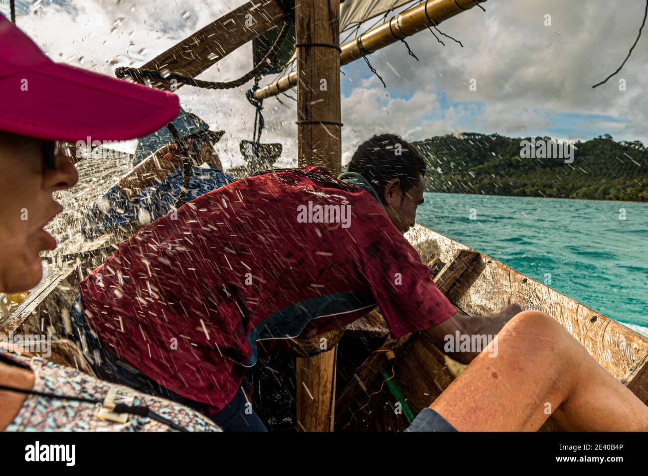 Polynesischer Stil segelt auf einem Proa (Multi-Hull Outrigger Segelboot) auf den Deboyne-Inseln, Papua-Neuguinea. Der Rumpf ist aus dünnem Hartholz gefertigt. Sie ist schmal, lang und bietet wenig Platz. Während der Fahrt wird das einspritzte Wasser kontinuierlich ausgeschöpft Stockfoto
