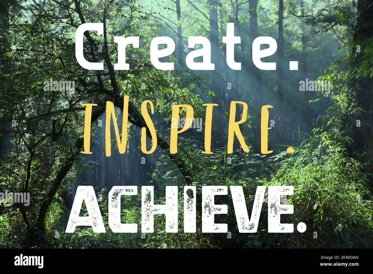 Schaffen, inspirieren, erreichen. Inspirierendes Poster für das Angebot am Arbeitsplatz. Erfolgsmotivation Zeichen. Stockfoto