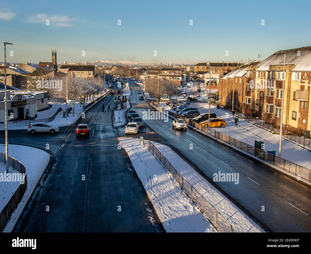Glasgow, Schottland, Großbritannien. 8. Januar 2021: Eine verkehrsreiche zweispurige Straße in South Lanarkshire. Stockfoto