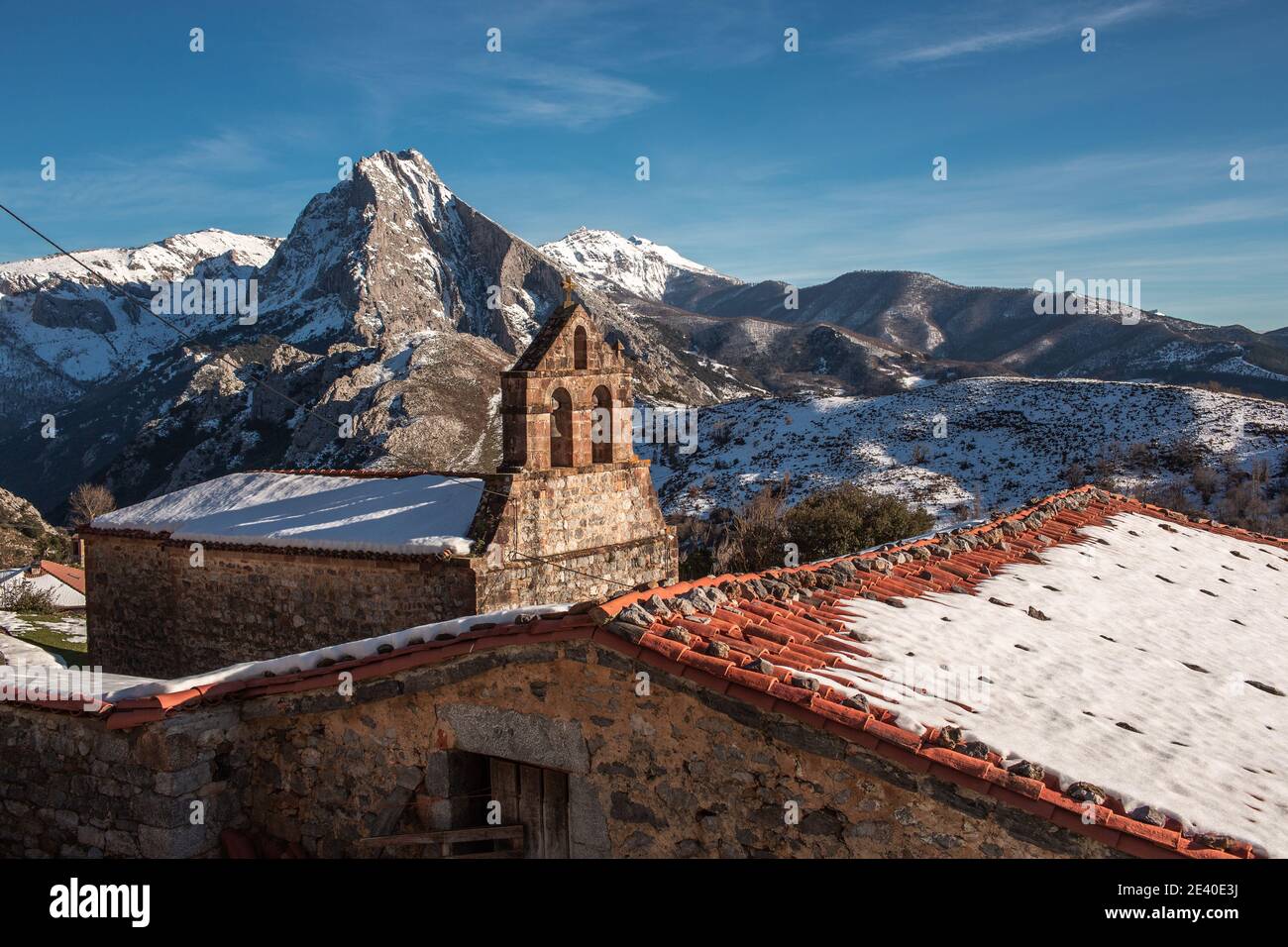 Cabañes, Kantabrien, Spanien. 16. Januar 2021: Cabañes ist eine Stadt in den Picos de Europa. Es gehört zur Gemeinde Cillorigo de Liébana, in der Stockfoto