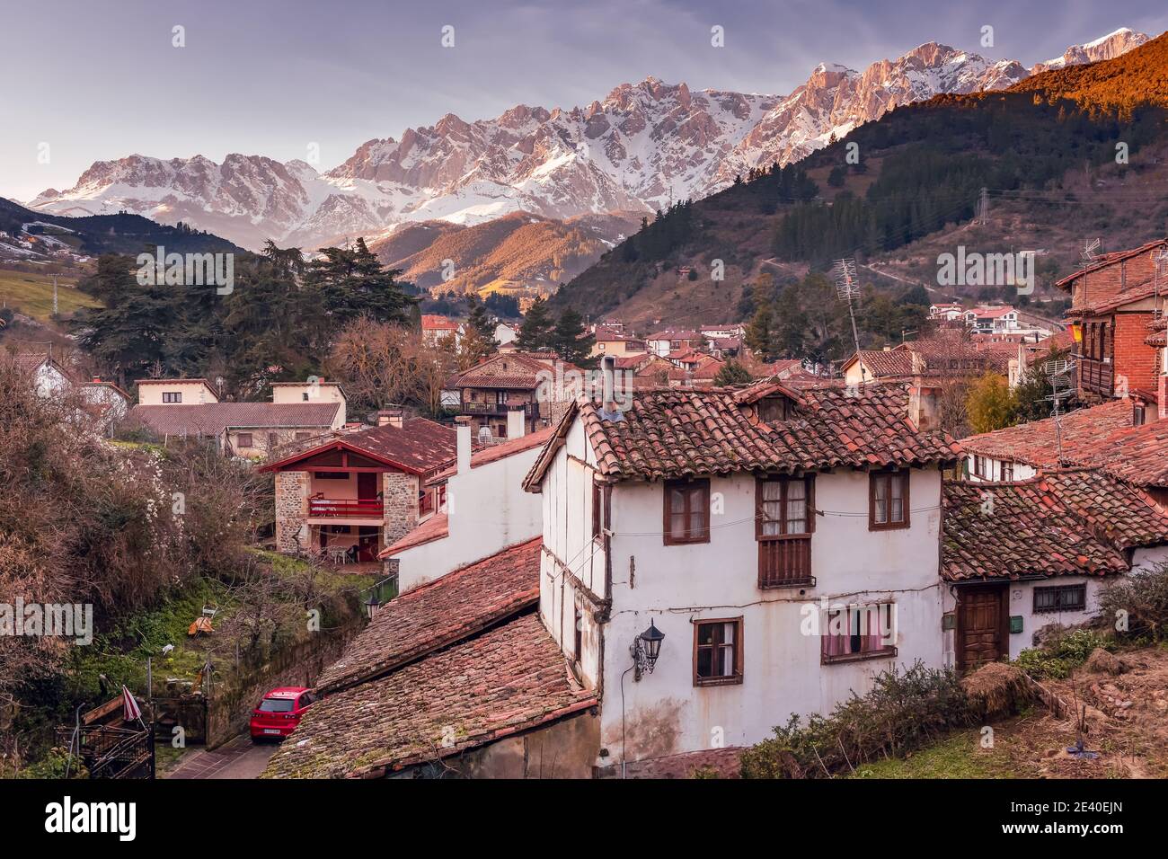 Potes, Kantabrien, Spanien. 16. Januar 2021:Potes ist eine Stadt in der Region Liebana. Es ist sehr berühmt für seine Orujo (alkoholisches Getränk) und ist einer der m Stockfoto