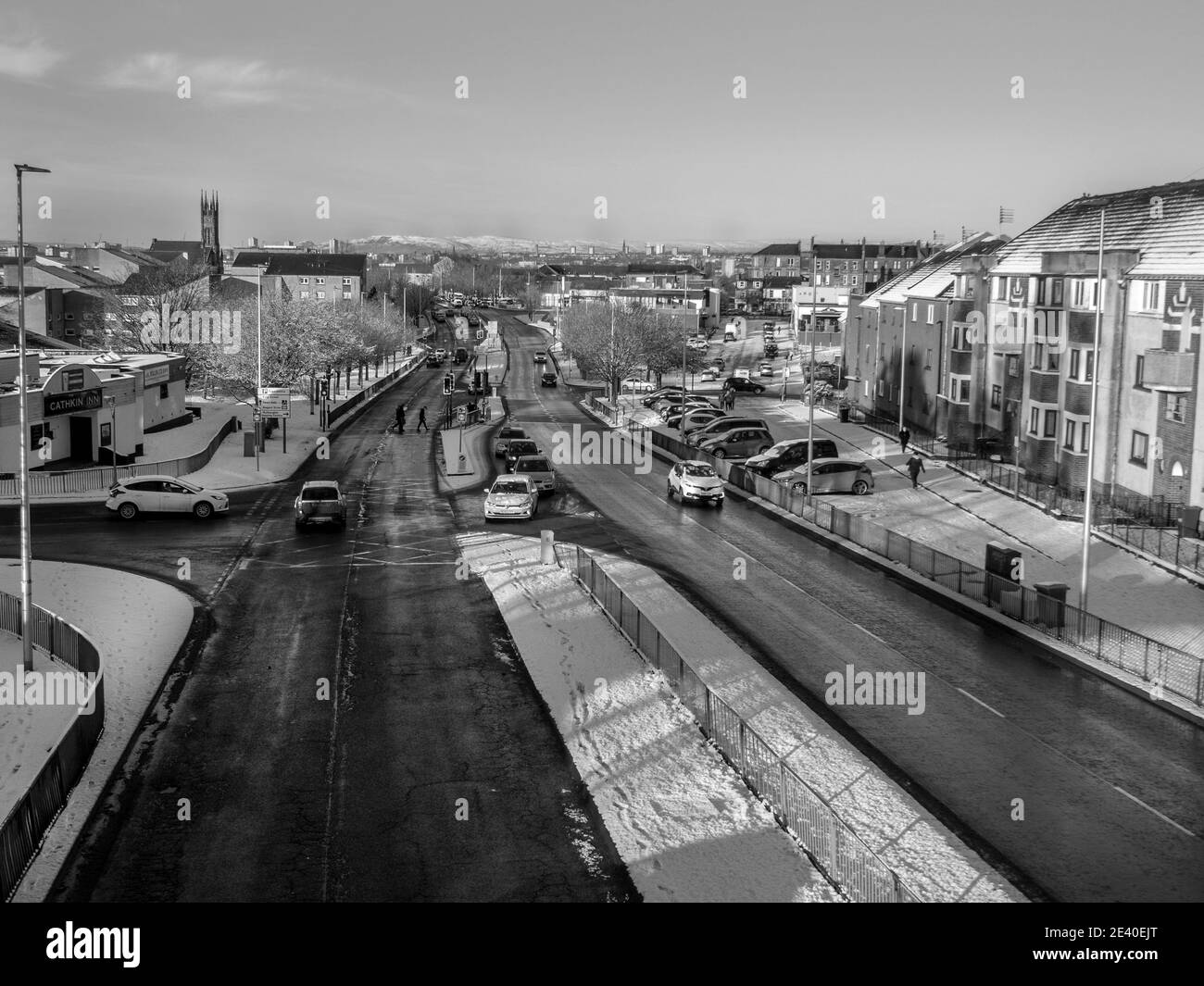Glasgow, Schottland, Großbritannien. 8. Januar 2021: Ein Schwarz-Weiß-Foto einer verkehrsreichen Doppelstraße in South Lanarkshire. Stockfoto