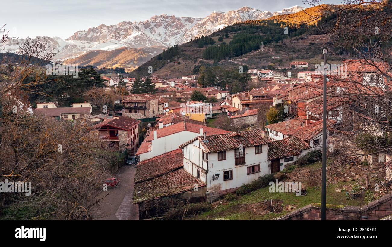 Potes, Kantabrien, Spanien. 16. Januar 2021:Potes ist eine Stadt in der Region Liebana. Es ist sehr berühmt für seine Orujo (alkoholisches Getränk) und ist einer der m Stockfoto