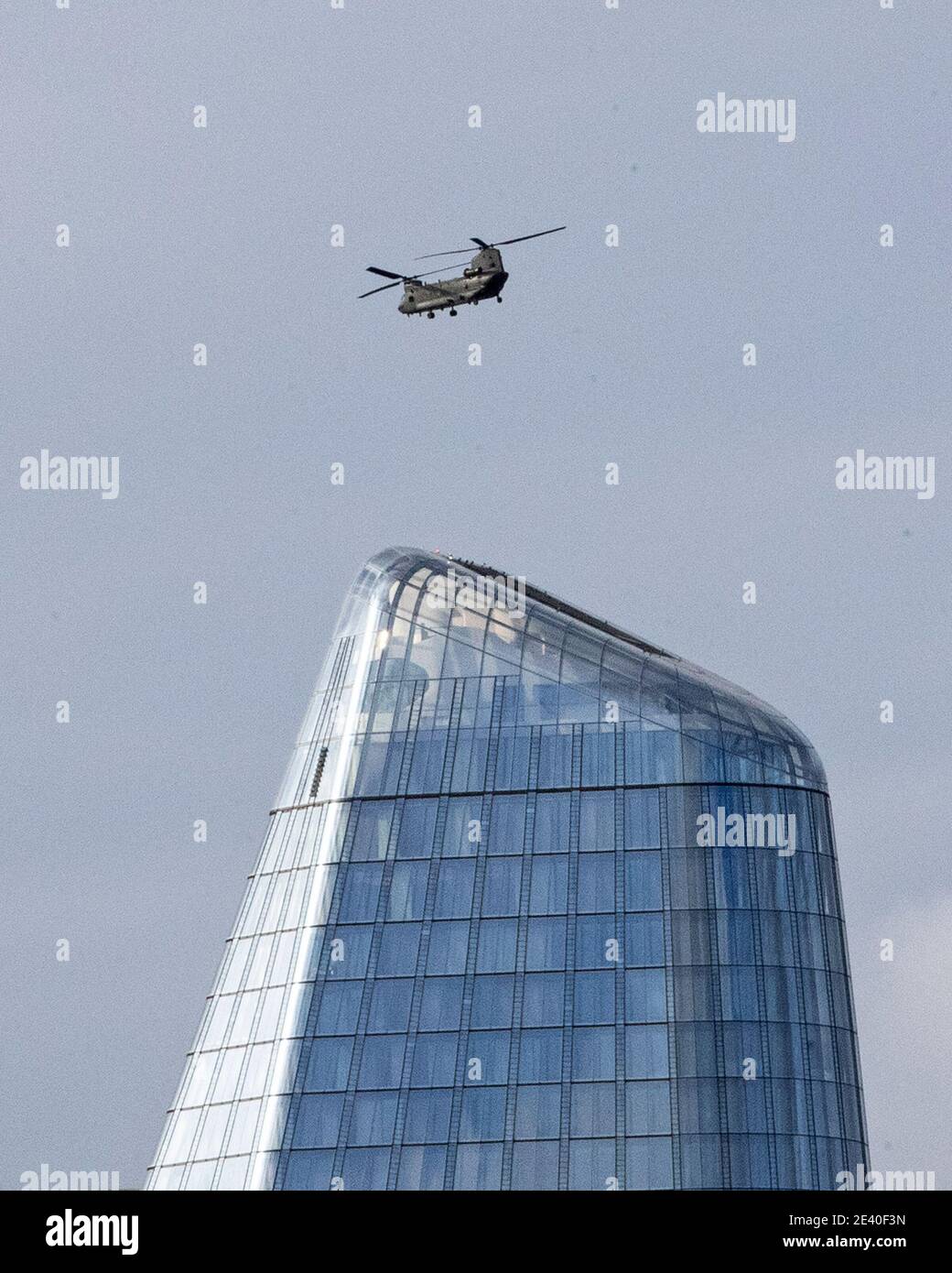 Ein chinook Militärhubschrauber fliegt an der Spitze von London vorbei Boomerang Building bei One Blackfirers am 21. Januar 2021 Stockfoto