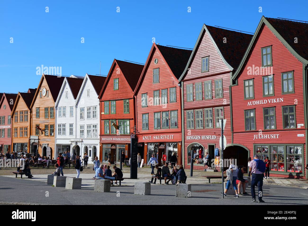 BERGEN, NORWEGEN - 23. JULI 2020: Besucher besuchen den Stadtteil Bryggen in Bergen, Norwegen. Es ist ein UNESCO-Weltkulturerbe. Stockfoto