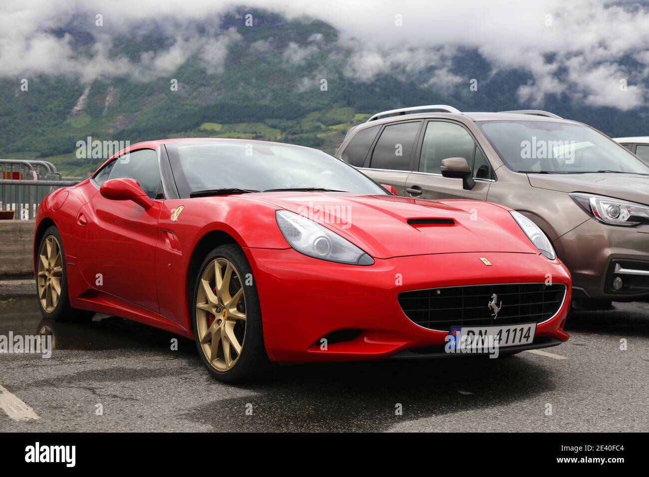 KINSARVIK, NORWEGEN - 30. JULI 2020: Ferrari California, roter Grand Touring Sportwagen in Norwegen geparkt. In Norwegen sind 2.8 Millionen Autos zugelassen Stockfoto