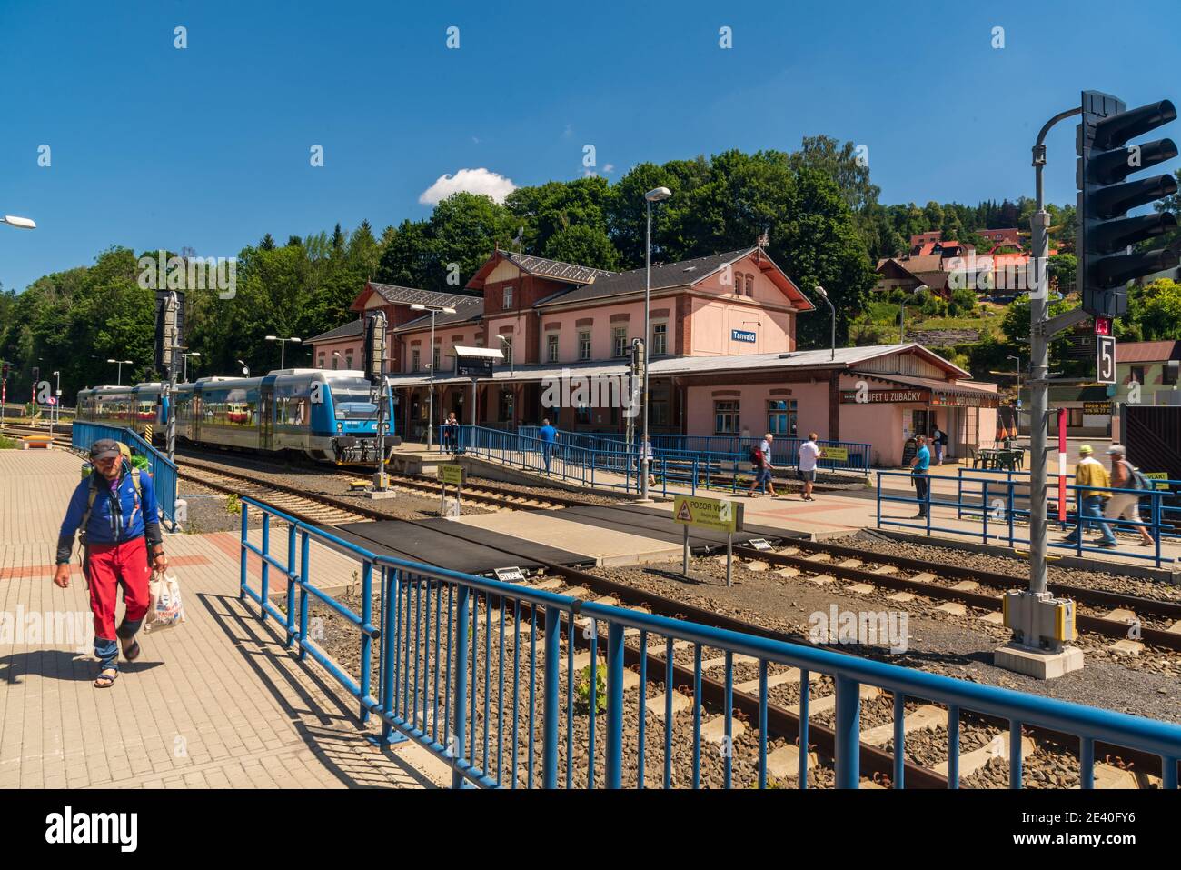 Bahnhof Tanvald in Tschechien mit Bahnsteigen, Gleisen, Bahnhofsgebäude und Zug Stockfoto