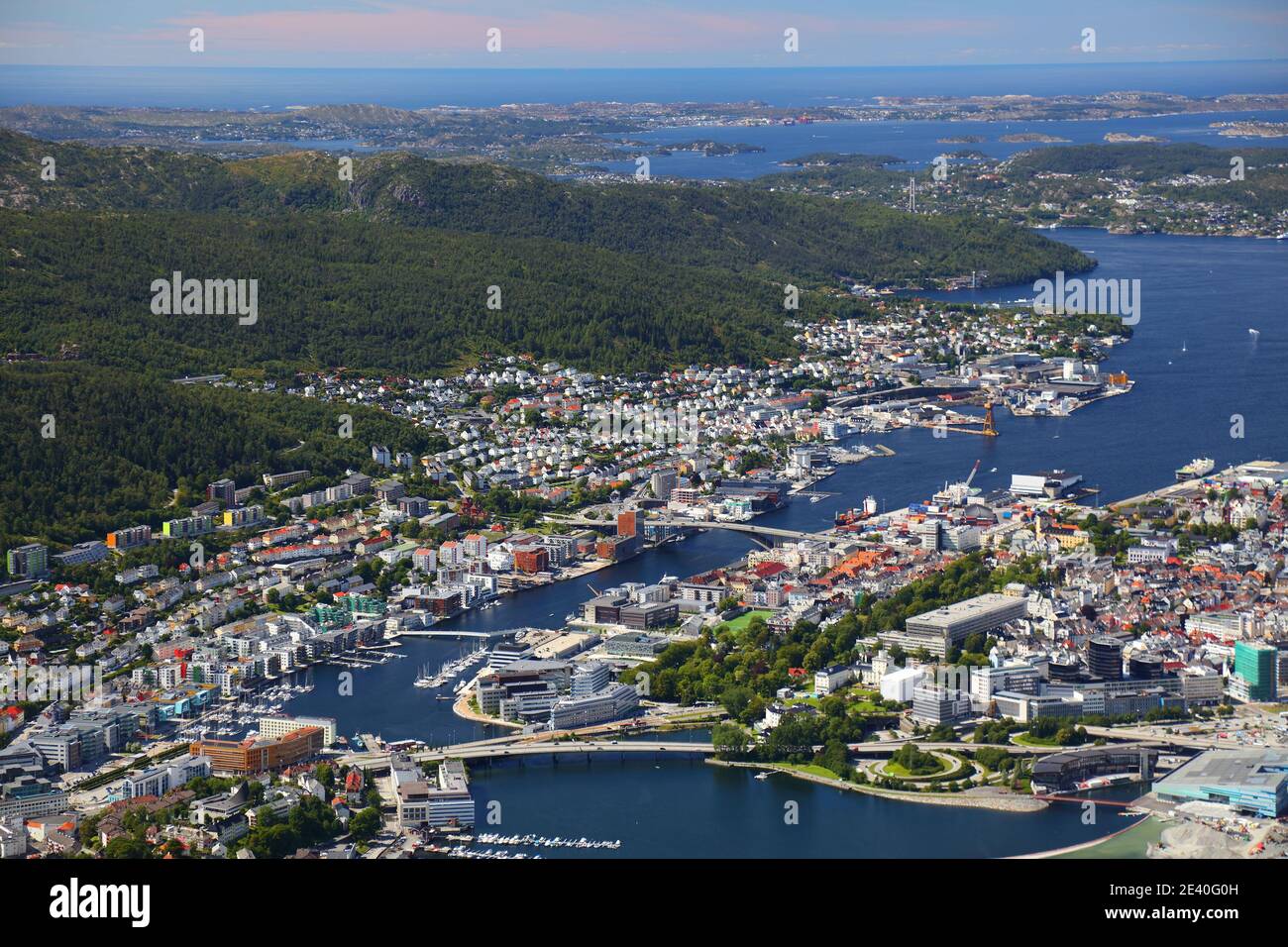 Bergen, Norwegen. Sommer Luftaufnahme der Bezirke Sentrum, Solheim Nord und Laksevag. Stockfoto