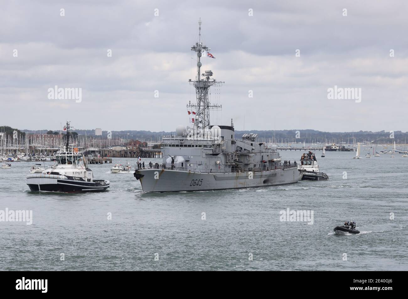 Schlepper begleiten das französische Marine Nationale Schiff FS LA MOTTE-PICQUET Wie es den Hafen verlässt Stockfoto