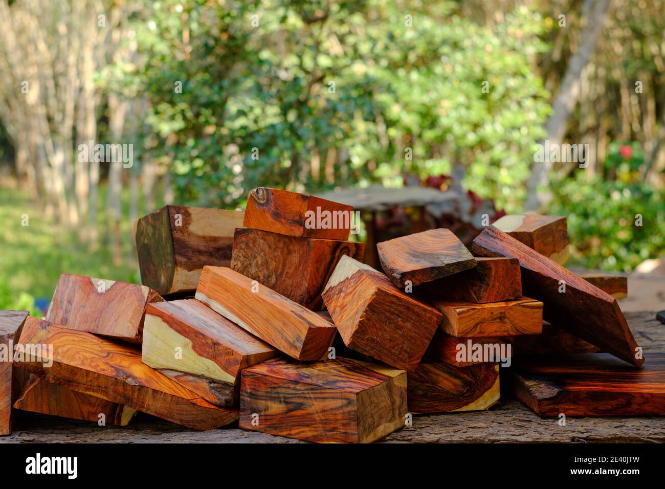Set aus natürlichem siamesischem Palisander-Holz auf dem alten Holz Stockfoto