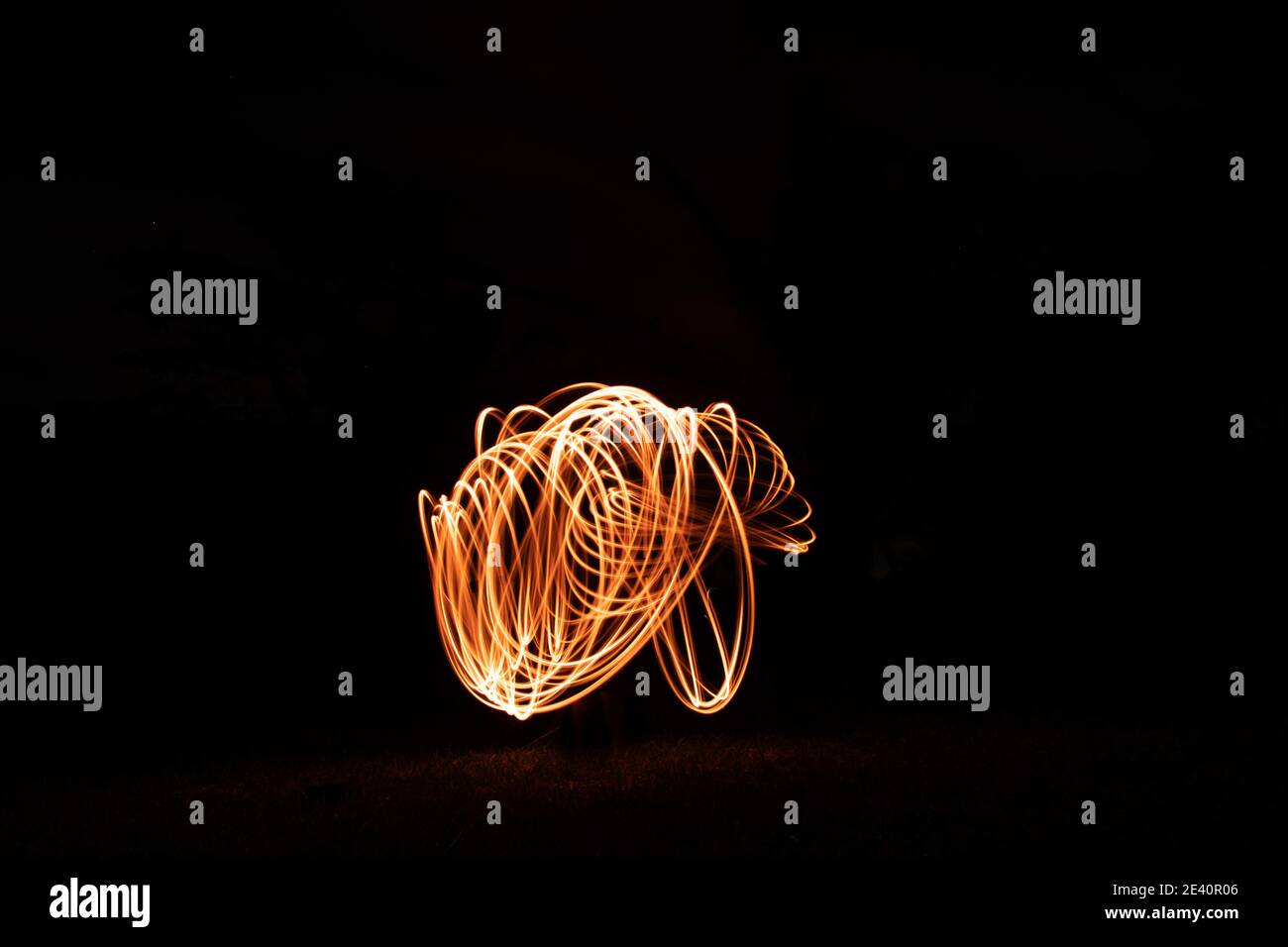 Leichte Malerei mit Stahlwolle - pyrotechnische Ausstellung in der Nacht Stockfoto