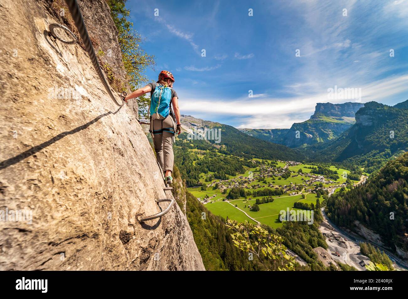Klettersteig in Mont-Sixt-Fer-a-Cheval (Französische Alpen). Junge Frau auf Klettersteig-Route, eine Mischung aus Wandern und Bergsteigen durch kurze Seile unterstützt, c Stockfoto