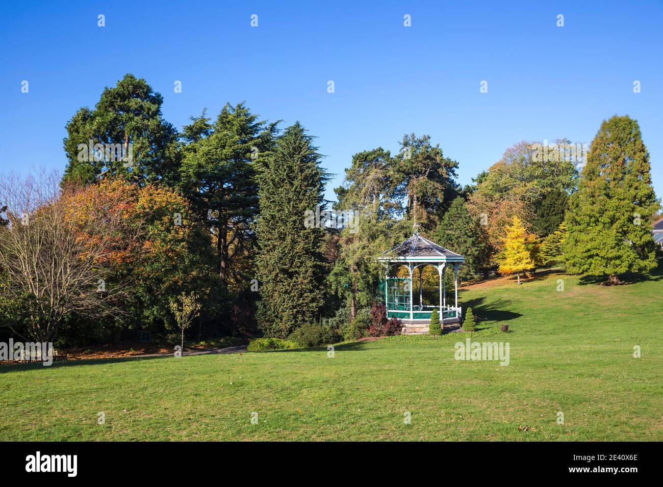 Großbritannien, England, West Midlands, Birmingham, Edgbaston, Bandstand im Botanischen Garten von Birmingham Stockfoto