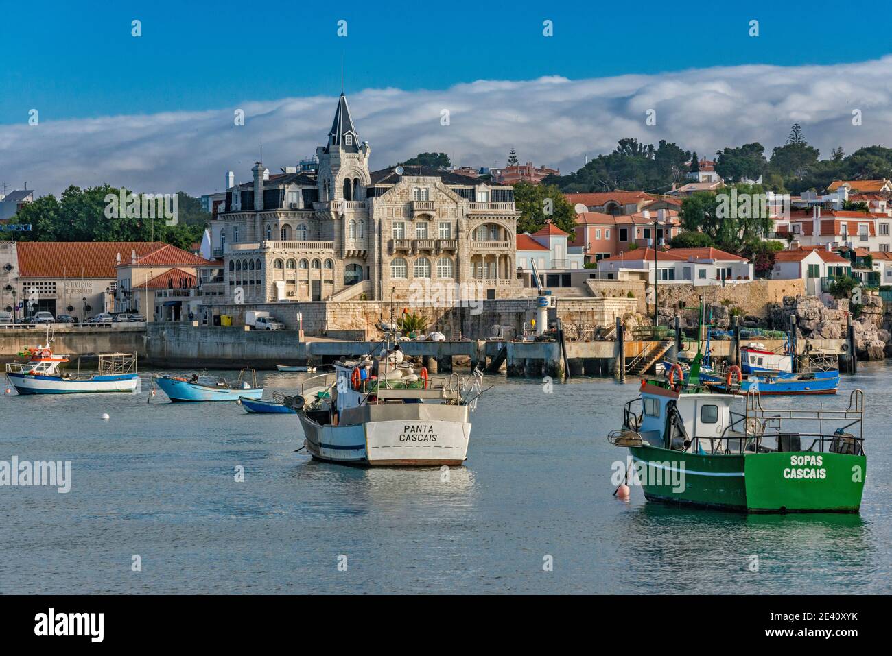 Palacio Seixas, Boote in der Bucht von Cascais, Blick von Cidadela de Cascais, Zitadelle von Cascais, in Cascais, Bezirk Lissabon, Region Lissabon, Portugal Stockfoto