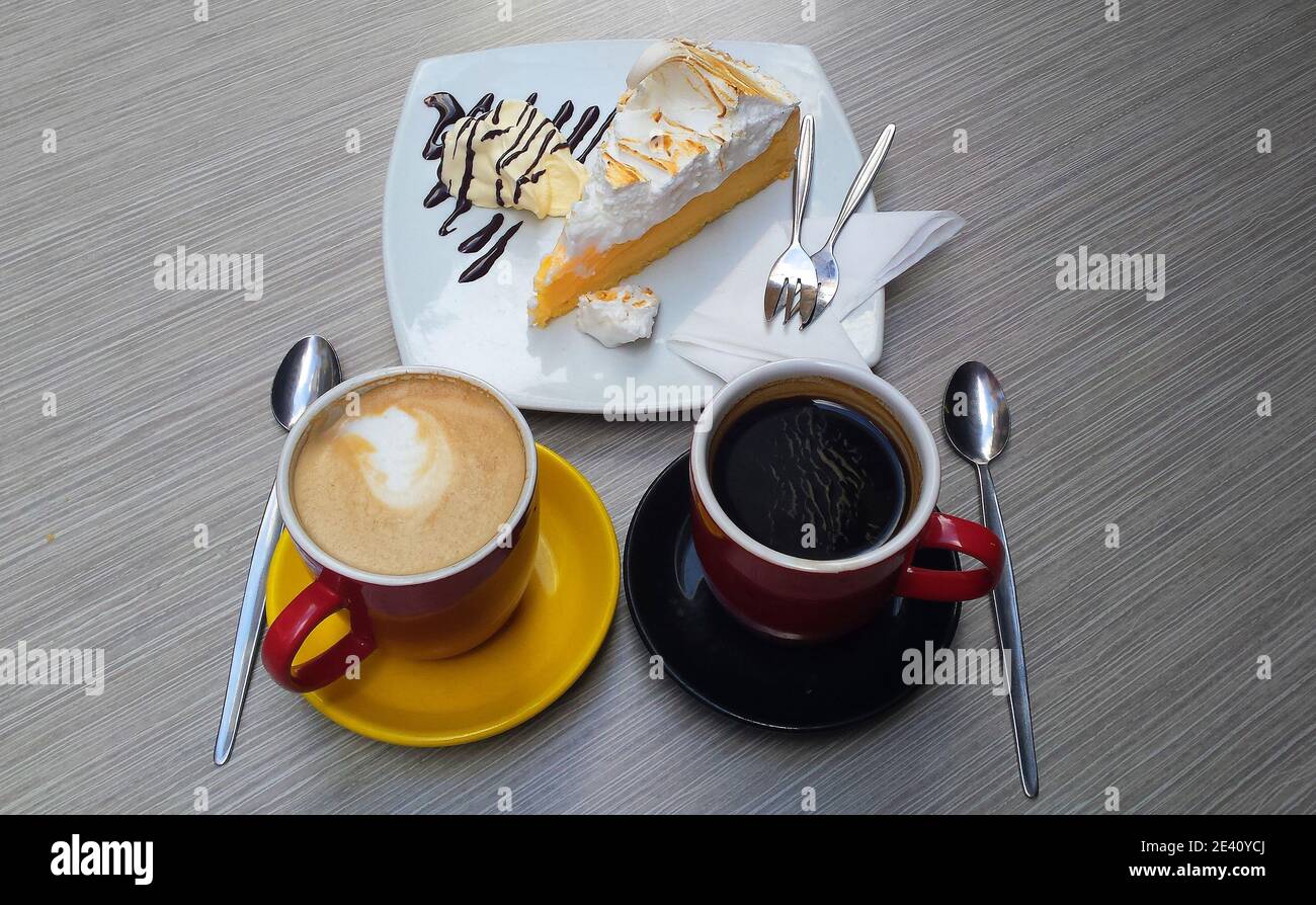 Australien, Tisch mit Kuchen und flache weiße und langen schwarzen Kaffee in Perth Stockfoto