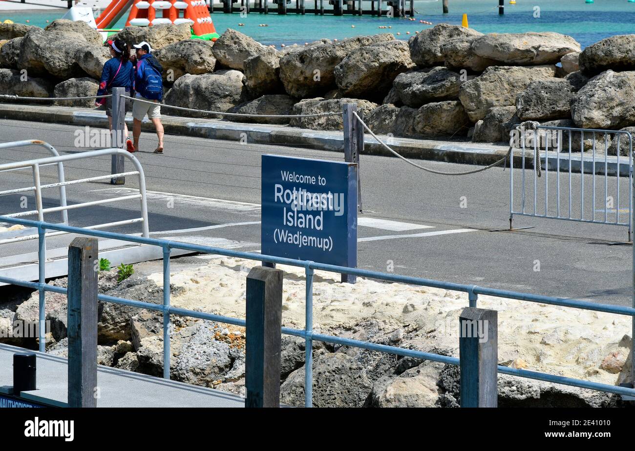 Perth, WA, Australien - 27. November 2017: Nicht identifizierte Personen und Welcome Board auf dem Steg in Rottnest Island, bevorzugtes Reiseziel in der Nähe von Perth i Stockfoto